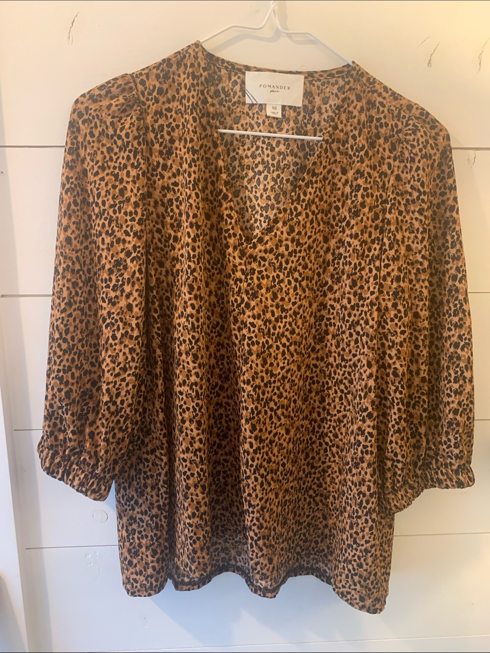 Tuckernuck size XS Pomander Place Leopard Print V-Neck Blouse in Brown and Black